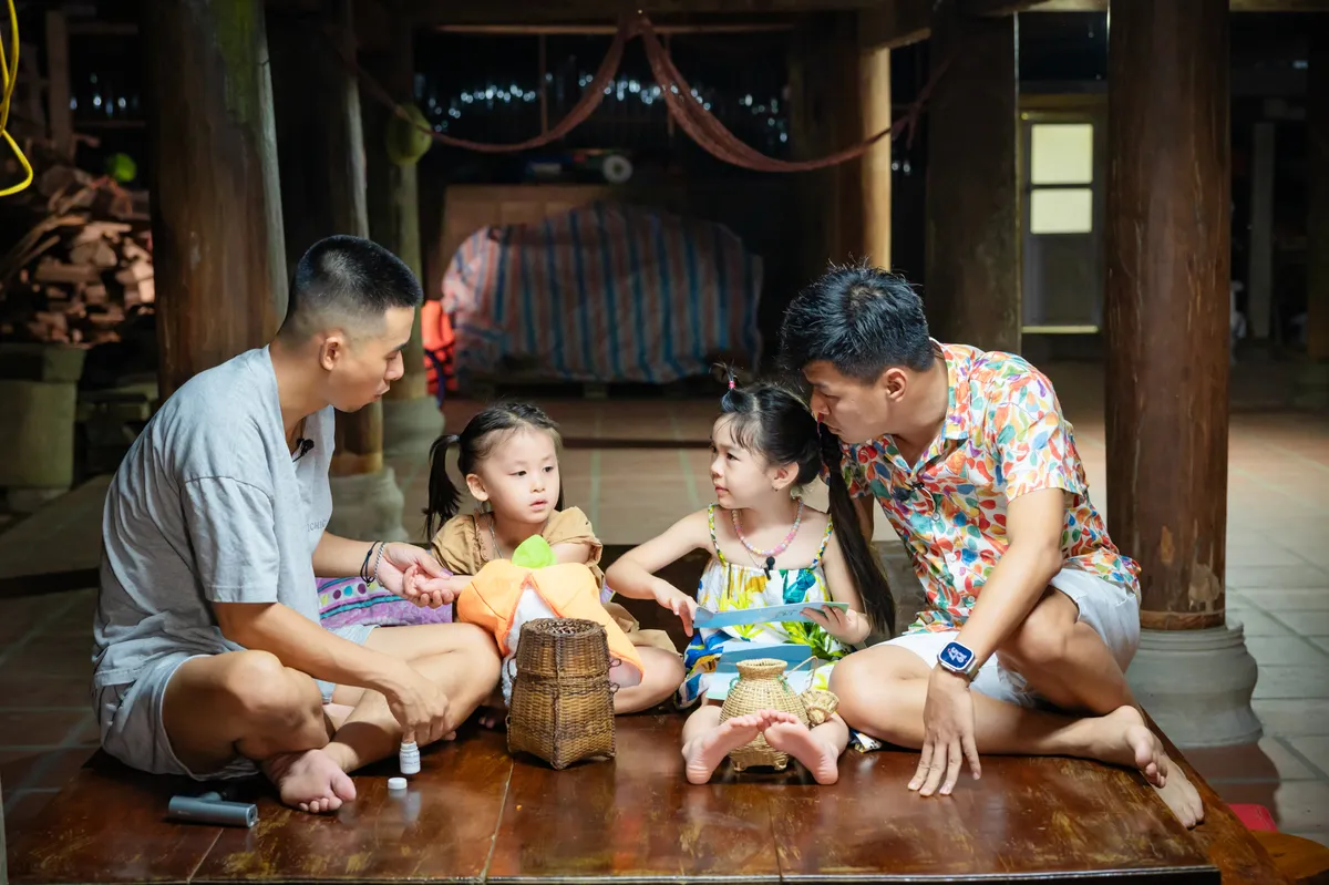 Bố ơi, mình đi đâu thế: Nhiệm vụ 'đổi con', Duy Hưng bối rối chăm 4 cô con gái - Ảnh 4.