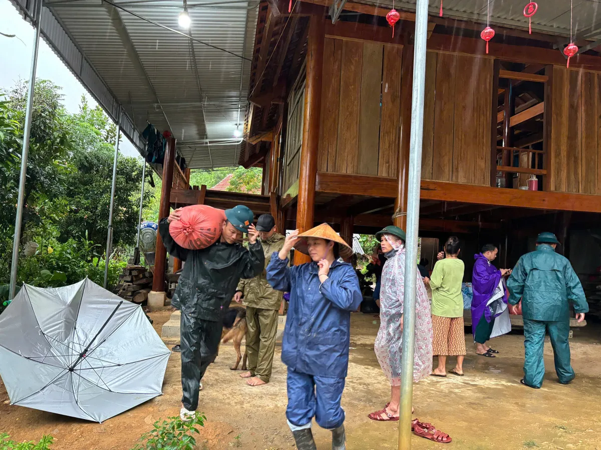 Nghệ An: Bão số 3 làm nhiều tuyến quốc lộ bị ngập, sạt lở làm sập nhà dân - Ảnh 1.