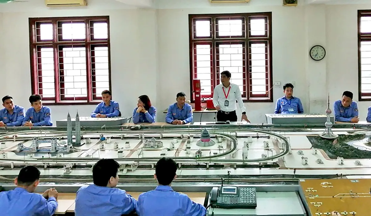 Gấp rút đào tạo nhân lực vận hành đường sắt - Ảnh 1.
