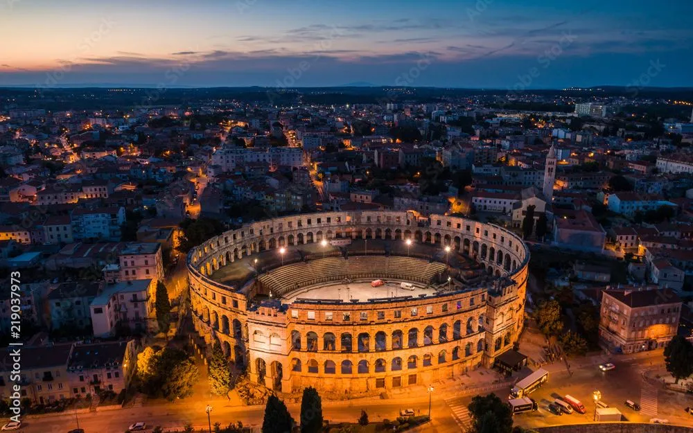 Ảnh chụp từ trên cao Đấu trường La Mã ở Pula, Croatia, Italy vào ban đêm (Ảnh: Adobe Stock) Ảnh chụp từ trên cao Đấu trường La Mã ở Pula, Croatia, Italy vào ban đêm (Ảnh: Adobe Stock)