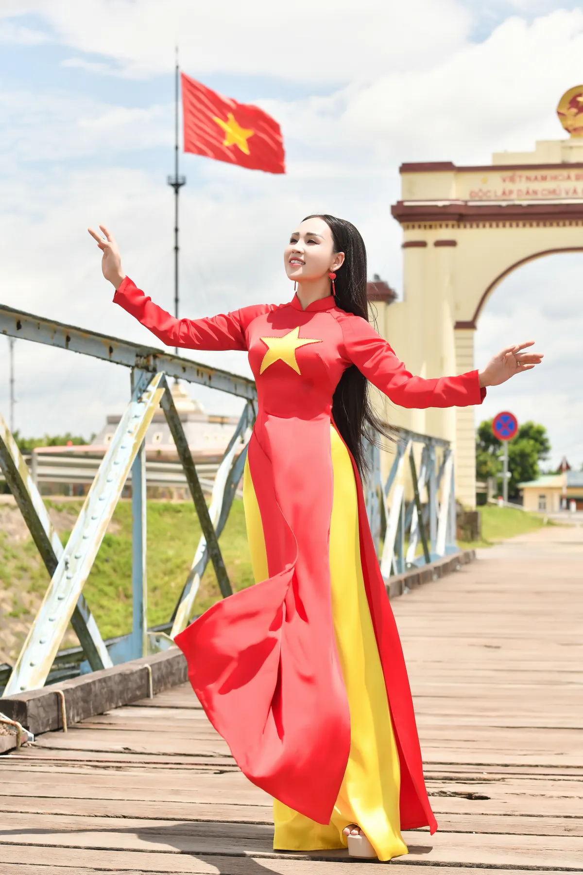MV "Còn mãi với non sông": Tiếng hát tri ân từ sông Thạch Hãn, Thành cổ, cầu Hiền Lương... - Ảnh 2.