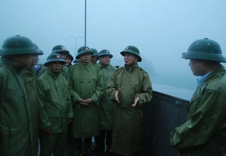 Phó Thủ tướng Trần Hồng Hà kiểm tra công tác phòng, chống bão số 3 tại các điểm xung yếu ở Thanh Hóa - Ảnh 2.