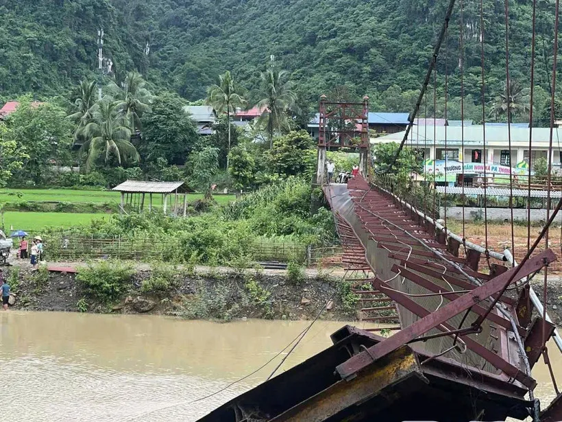 Cầu treo Pa Thơm lật nghiêng khiến 1 xe bán tải và 1 xe máy rơi xuống sông - Ảnh 1.