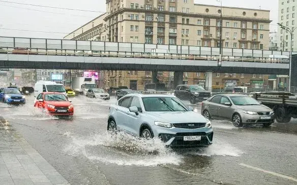 Nhiều tuyến đường ở Moscow và các vùng lân cận bị ngập do mưa lớn. (Ảnh: URA.ru/Global Look Press) Nhiều tuyến đường ở Moscow và các vùng lân cận bị ngập do mưa lớn. (Ảnh: URA.ru/Global Look Press)