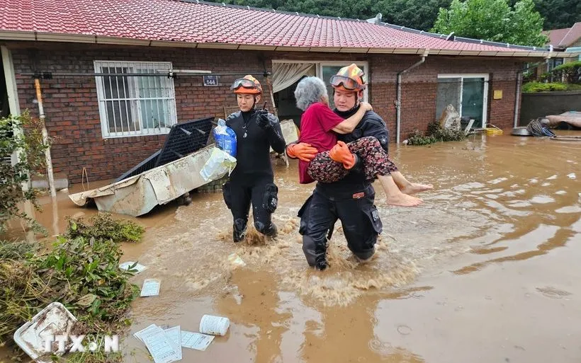 Lực lượng cứu hộ sơ tán người dân khỏi vùng ngập lụt sau những trận mưa lớn tại Wanju, Hàn Quốc, ngày 10/7/2024. (Ảnh: Yonhap/TTXVN) Lực lượng cứu hộ sơ tán người dân khỏi vùng ngập lụt sau những trận mưa lớn tại Wanju, Hàn Quốc, ngày 10/7/2024. (Ảnh: Yonhap/TTXVN)