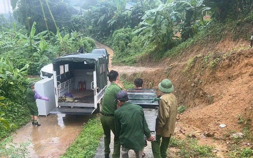 Công an tỉnh Phú Thọ giúp người dân sơ tán đồ đạc đến nơi an toàn. Công an tỉnh Phú Thọ giúp người dân sơ tán đồ đạc đến nơi an toàn.