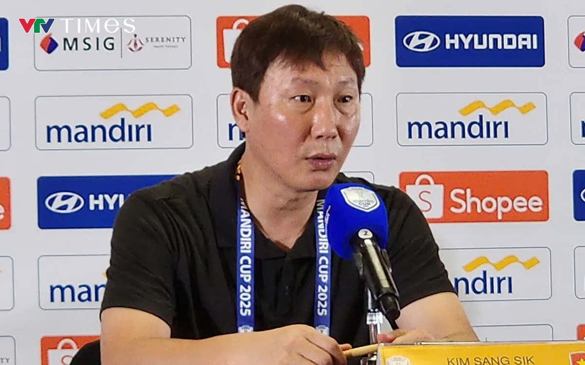 Bước vào phòng họp báo, HLV Kim Sang-sik dành tình cảm hướng về Việt Nam - nơi vừa chứng kiến tai nạn thương tâm tại Vịnh Hạ Long (Quảng Ninh), cũng như đang phải hứng chịu sức ảnh hưởng từ cơn bão số 3.