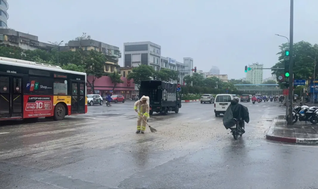 CSGT Hà Nội khuyến cáo người dân hạn chế ra đường - Ảnh 1.