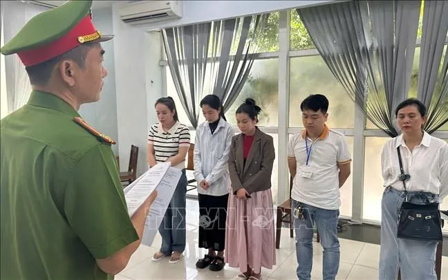 Lực lượng chức năng đọc lệnh Khởi tố tại Phòng khám Đa khoa Quốc tế Đà Nẵng. Ảnh: TTXVN Lực lượng chức năng đọc lệnh Khởi tố tại Phòng khám Đa khoa Quốc tế Đà Nẵng. Ảnh: TTXVN
