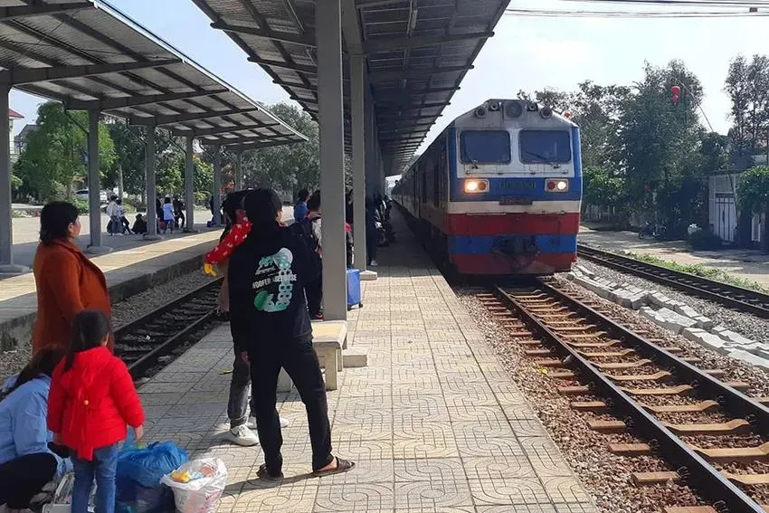 Dừng, giãn chạy tàu hỏa để ứng phó bão số 3 - Ảnh 1.