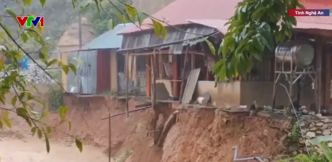 Miền núi Nghệ An đối mặt sạt lở, di dời hơn 260 người dân đến nơi an toàn- Ảnh 1. Miền núi Nghệ An đối mặt sạt lở, di dời hơn 260 người dân đến nơi an toàn- Ảnh 1.