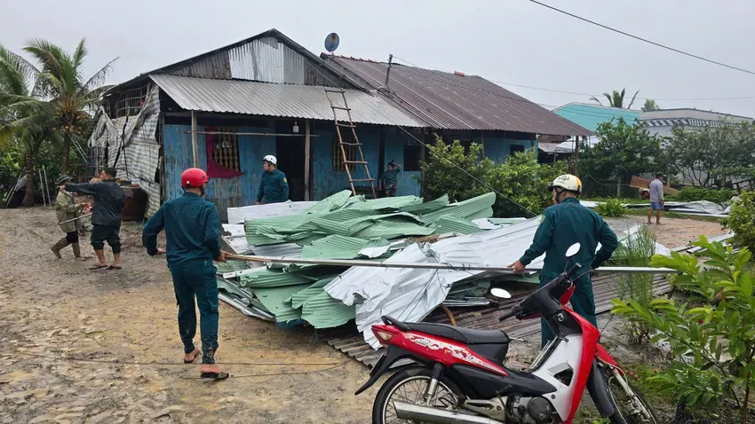 Giông lốc làm sập và tốc mái nhiều căn nhà ở Tây Ninh - Ảnh 1.
