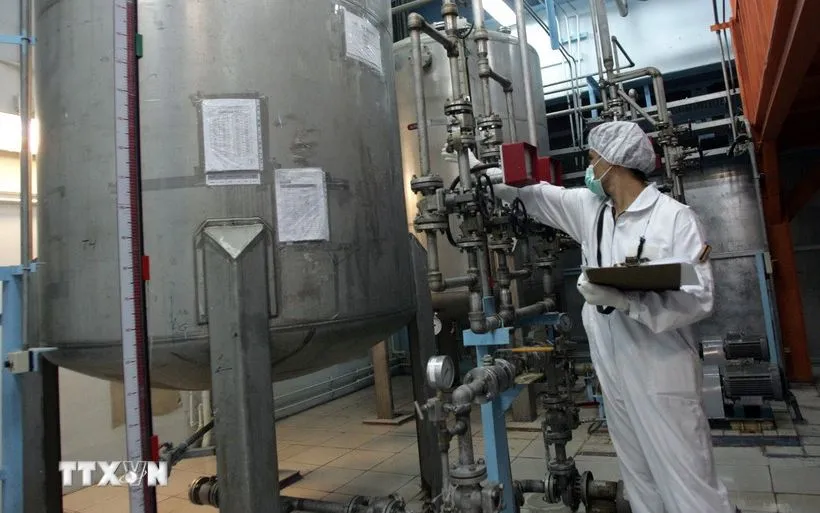 Nhân viên kỹ thuật kiểm tra thiết bị làm giàu uranium tại nhà máy ở Isfahan, Iran (Ảnh: AFP/TTXVN) Nhân viên kỹ thuật kiểm tra thiết bị làm giàu uranium tại nhà máy ở Isfahan, Iran (Ảnh: AFP/TTXVN)