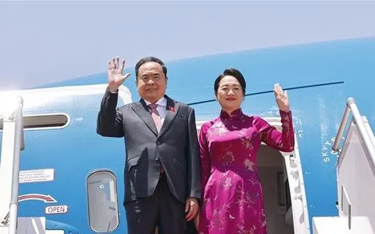 Chủ tịch Quốc hội Trần Thanh Mẫn và Phu nhân đến Sân bay quốc tế Blaise Diagne, Thủ đô Dakar. Ảnh: TTXVN
Chủ tịch Quốc hội Trần Thanh Mẫn và Phu nhân đến Sân bay quốc tế Blaise Diagne, Thủ đô Dakar. Ảnh: TTXVN