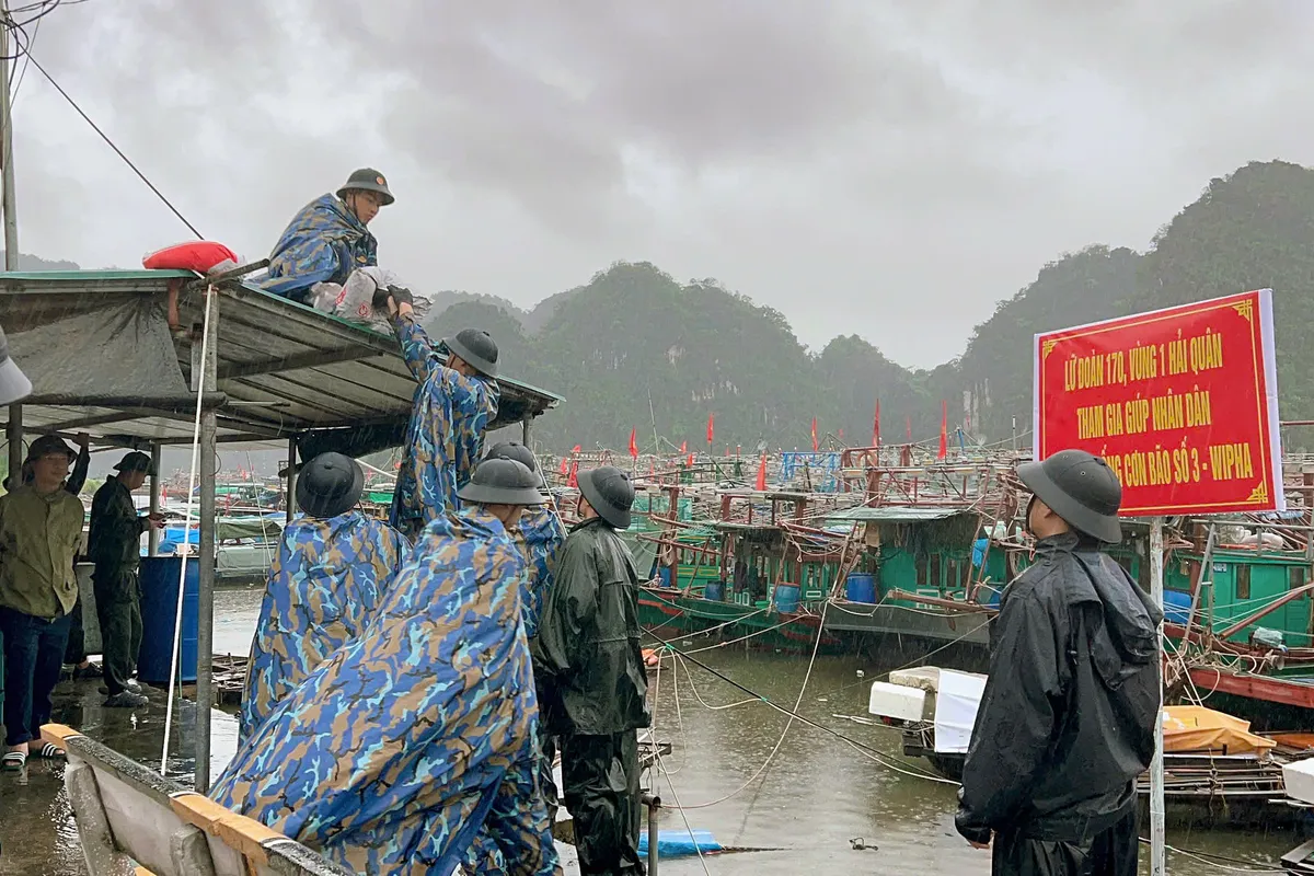 Hải quân tham gia giúp dân phòng chống bão Wipha- Ảnh 2.