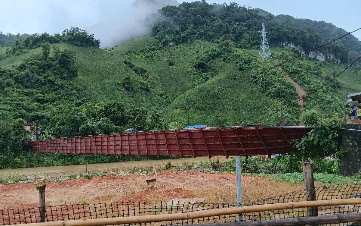 Cầu Pa Thơm bị lật nghiêng sau sự cố. Ảnh: Báo Điện Biên Phủ