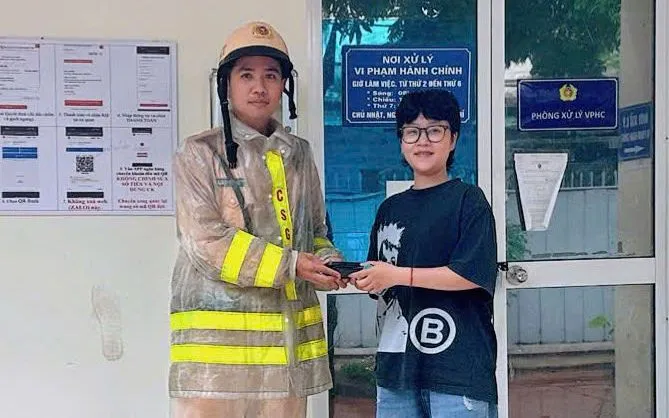 Chị T nhận lại tài sản từ các chiến sĩ CSGT. Chị T nhận lại tài sản từ các chiến sĩ CSGT.