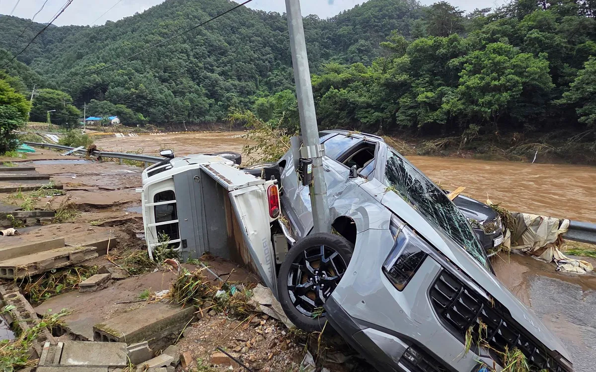 Các phương tiện bị hư hại sau mưa lớn tại Gapyeong, Hàn Quốc ngày 20/7/2025. (Ảnh: Yonhap)