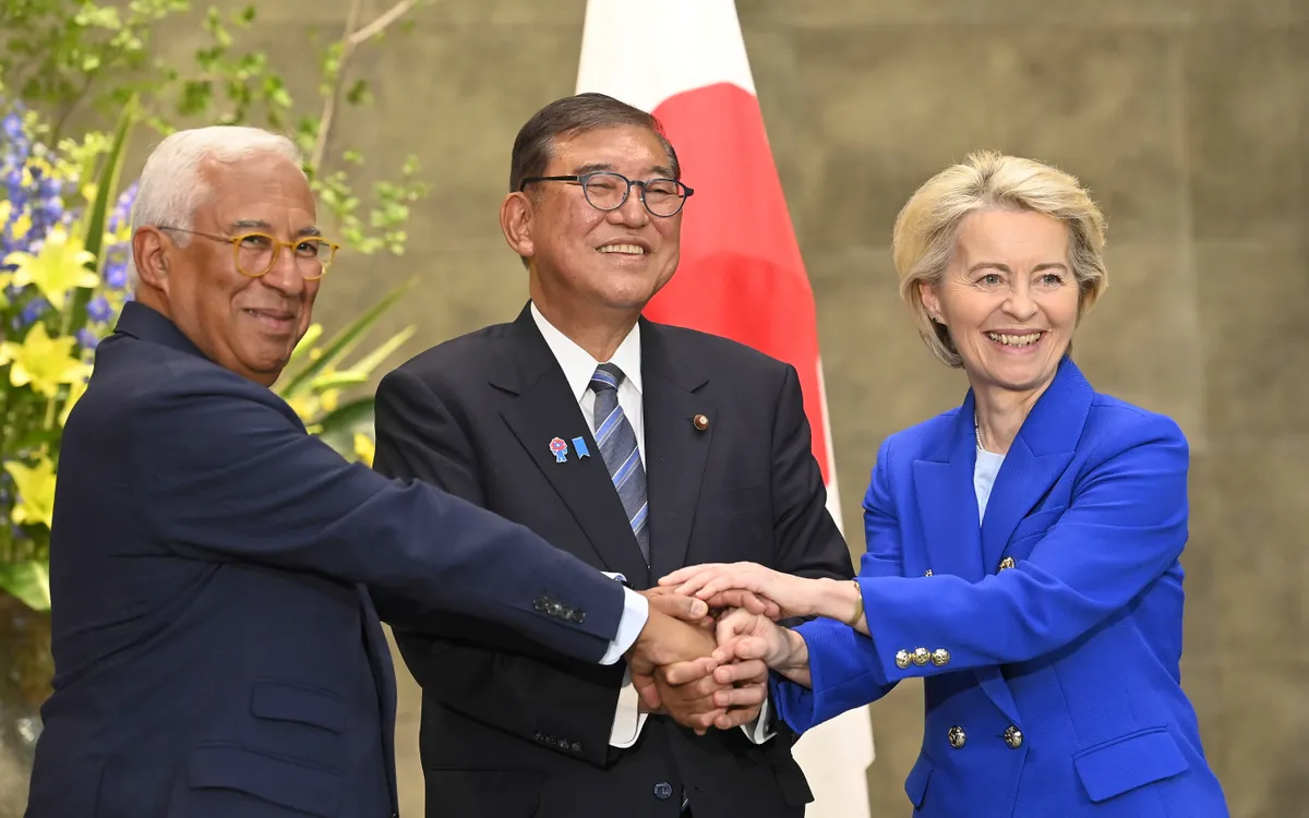 Chủ tịch Hội đồng châu Âu Antonio Costa, Chủ tịch Ủy ban châu Âu Ursula von der Leyen và Thủ tướng Nhật Bản Shigeru Ishiba bắt tay trước cuộc hội đàm tại Tokyo ngày 23/7 (Ảnh: AP)