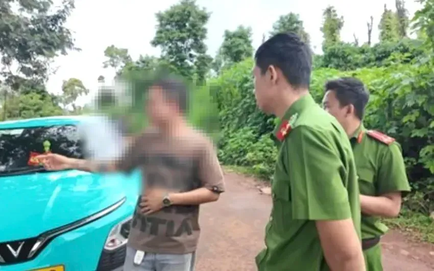 Công an đưa tài xế A đến dựng lại hiện trường nơi người này cho rằng bị cướp tài sản. (Ảnh: CA) Công an đưa tài xế A đến dựng lại hiện trường nơi người này cho rằng bị cướp tài sản. (Ảnh: CA)