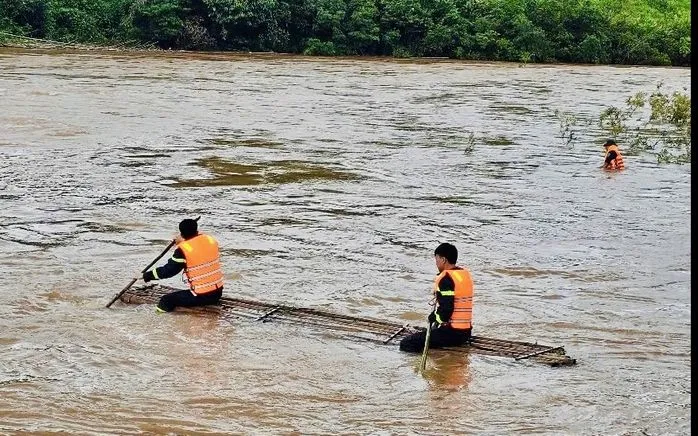 Lực lượng chức năng tìm kiếm cháu bé bị lũ cuốn trôi (Nguồn: NLĐ) Lực lượng chức năng tìm kiếm cháu bé bị lũ cuốn trôi (Nguồn: NLĐ)