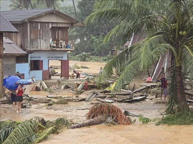 Bão Wipha gây ngập lụt nghiêm trọng tại Lào - Ảnh 1.