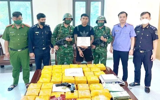 Trần Văn Nam và số lượng ma túy bị lực lượng chức năng bắt giữ. Trần Văn Nam và số lượng ma túy bị lực lượng chức năng bắt giữ.