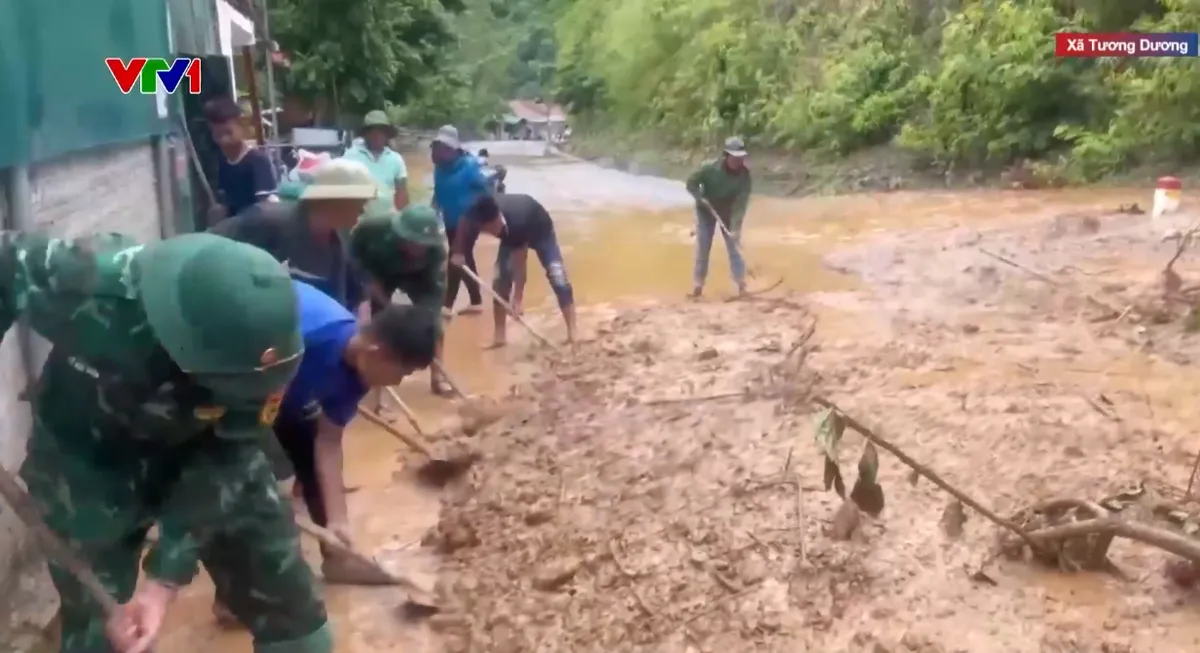 Nghệ An triển khai “4 tại chỗ” giảm thiểu thiệt hại do mưa lũ- Ảnh 2. Nghệ An triển khai “4 tại chỗ” giảm thiểu thiệt hại do mưa lũ- Ảnh 2.