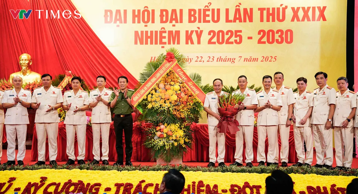 Trung tướng Nguyễn Thanh Tùng được bầu giữ chức Bí thư Đảng ủy Công an Thành phố Hà Nội
- Ảnh 3. Trung tướng Nguyễn Thanh Tùng được bầu giữ chức Bí thư Đảng ủy Công an Thành phố Hà Nội
- Ảnh 3.