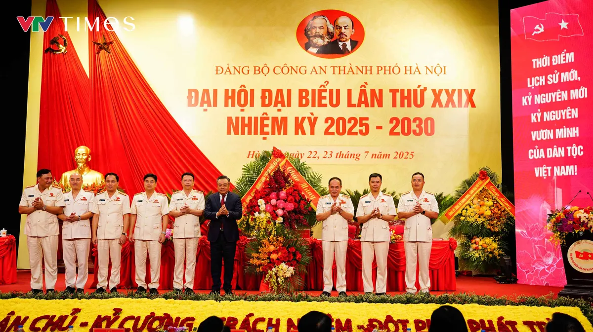 Xây dựng Công an Thủ đô trong sạch, vững mạnh, chính quy, tinh nhuệ, hiện đại- Ảnh 2. Xây dựng Công an Thủ đô trong sạch, vững mạnh, chính quy, tinh nhuệ, hiện đại- Ảnh 2.