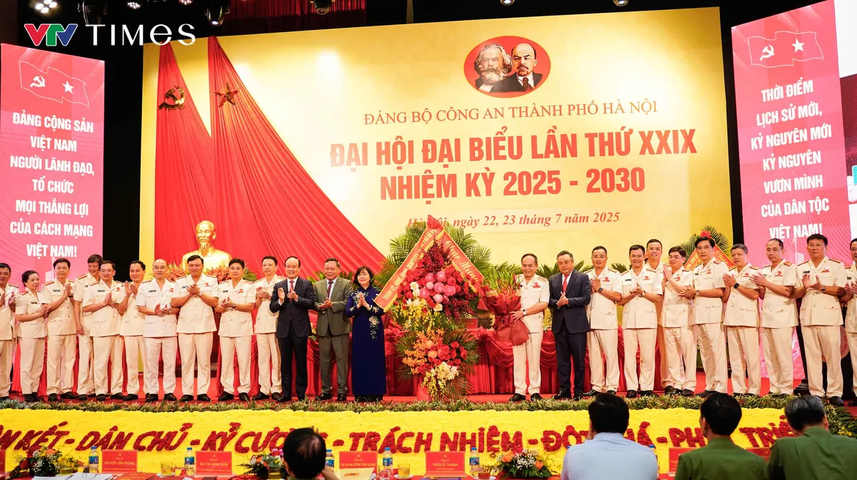 Trung tướng Nguyễn Thanh Tùng được bầu giữ chức Bí thư Đảng ủy Công an Thành phố Hà Nội
- Ảnh 4. Trung tướng Nguyễn Thanh Tùng được bầu giữ chức Bí thư Đảng ủy Công an Thành phố Hà Nội
- Ảnh 4.