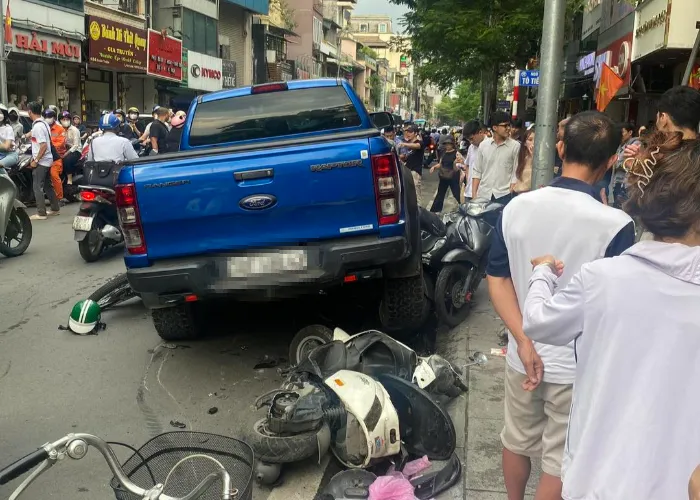 Hà Nội: Ô tô bán tải đâm trúng nhiều xe máy, CSGT và người dân hợp sức cứu nạn nhân- Ảnh 2.