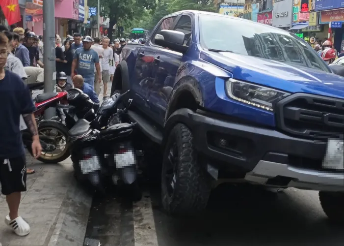 Hà Nội: Ô tô bán tải đâm trúng nhiều xe máy, CSGT và người dân hợp sức cứu nạn nhân- Ảnh 1.