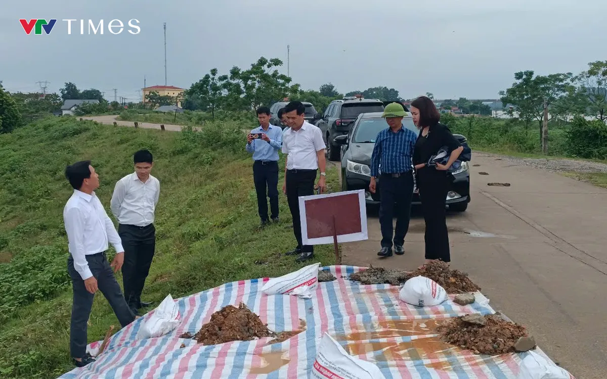 Giám đốc Sở Nông nghiệp và Môi trường Hà Nội Nguyễn Xuân Đại cùng đoàn công tác đã trực tiếp đến kiểm tra hiện trường, Ảnh: Nguyễn Giang. Giám đốc Sở Nông nghiệp và Môi trường Hà Nội Nguyễn Xuân Đại cùng đoàn công tác đã trực tiếp đến kiểm tra hiện trường, Ảnh: Nguyễn Giang.