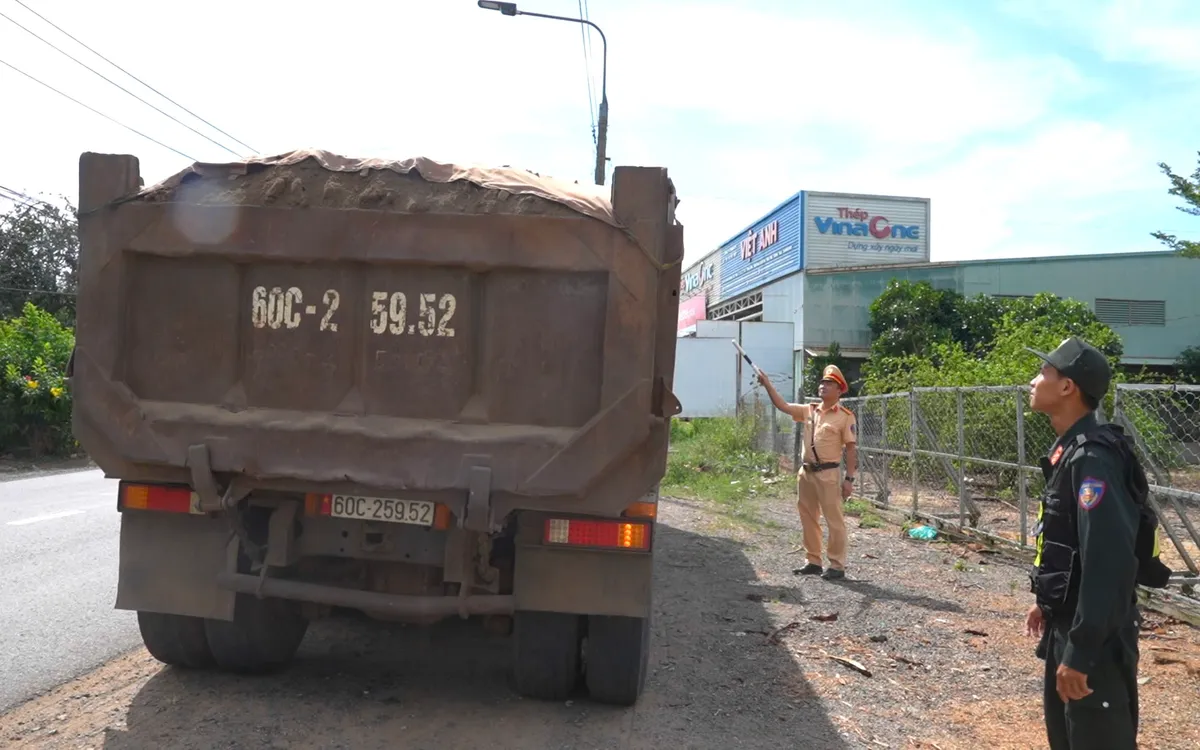 Lực lượng Trạm CSGT Ngã ba Thái Lan đang kiểm tra xử phạt một phương tiện vi phạm. Ảnh: Tư liệu. Lực lượng Trạm CSGT Ngã ba Thái Lan đang kiểm tra xử phạt một phương tiện vi phạm. Ảnh: Tư liệu.
