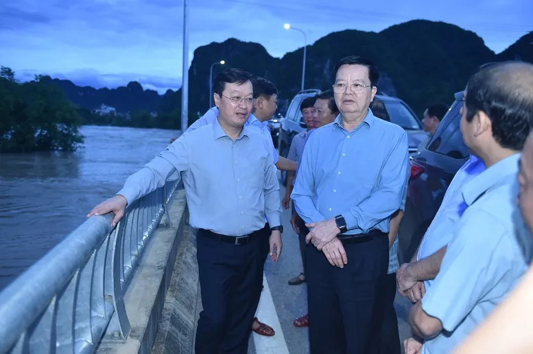 Phó Thủ tướng Mai Văn Chính: Khẩn trương tiếp cận các bản làng bị cô lập để hỗ trợ người dân- Ảnh 1. Phó Thủ tướng Mai Văn Chính: Khẩn trương tiếp cận các bản làng bị cô lập để hỗ trợ người dân- Ảnh 1.