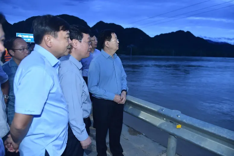 Phó Thủ tướng Mai Văn Chính: Khẩn trương tiếp cận các bản làng bị cô lập để hỗ trợ người dân- Ảnh 2. Phó Thủ tướng Mai Văn Chính: Khẩn trương tiếp cận các bản làng bị cô lập để hỗ trợ người dân- Ảnh 2.