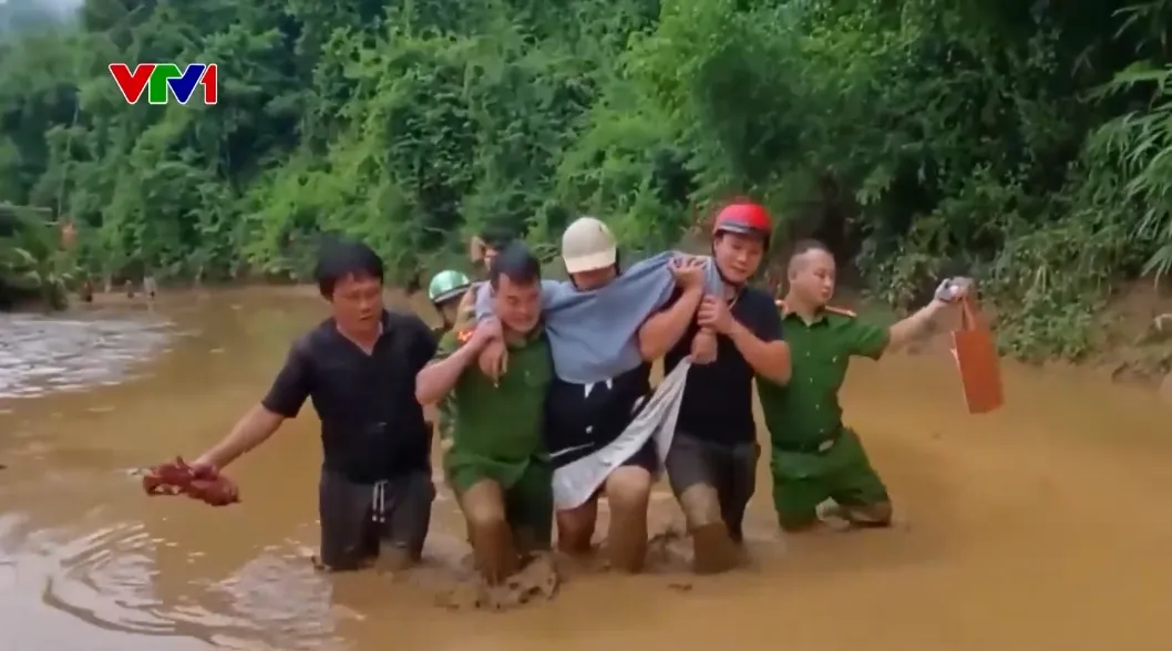 C&ocirc;ng an Nghệ An lội b&ugrave;n đưa sản phụ đi sinh giữa t&acirc;m lũ  - Ảnh 1.