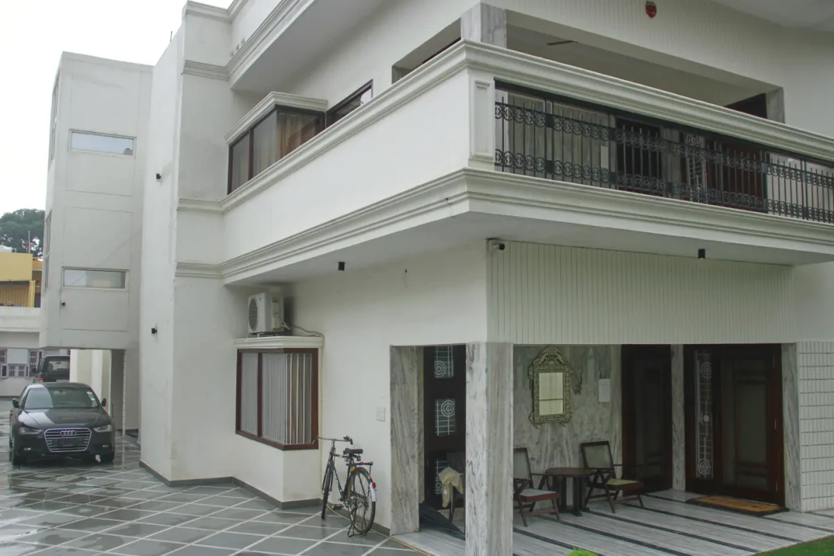 Ấn Độ bắt nghi phạm lập "đại sứ quán giả" gần New Delhi - Ảnh 1.
