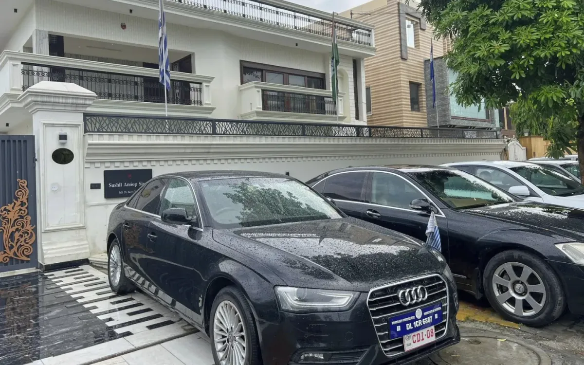 Xe sang gắn biển ngoại giao giả đỗ trước tòa nhà cho thuê, nơi một "đại sứ quán giả" hoạt động ở Ghaziabad. (Ảnh: Uttar Pradesh Police Special Task Force) Xe sang gắn biển ngoại giao giả đỗ trước tòa nhà cho thuê, nơi một "đại sứ quán giả" hoạt động ở Ghaziabad. (Ảnh: Uttar Pradesh Police Special Task Force)