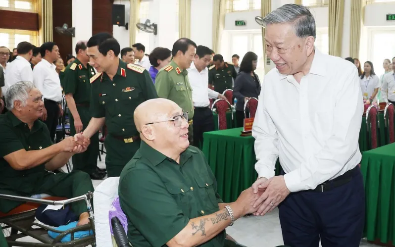 Tổng Bí thư Tô Lâm thăm hỏi và tặng quà cho thương bệnh binh. (Ảnh: TTXVN) Tổng Bí thư Tô Lâm thăm hỏi và tặng quà cho thương bệnh binh. (Ảnh: TTXVN)