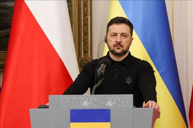 Biểu tình rầm rộ khắp Ukraine phản đối đạo luật gây tranh cãi - Ảnh 1.