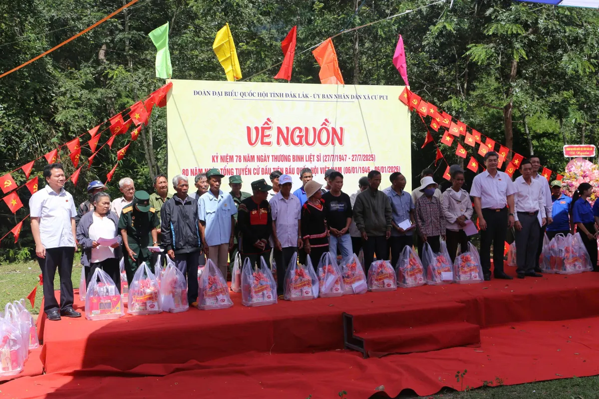 Đoàn ĐBQH Đắk Lắk: Tri ân, sẻ chia và hun đúc khát vọng phát triển - Ảnh 4.