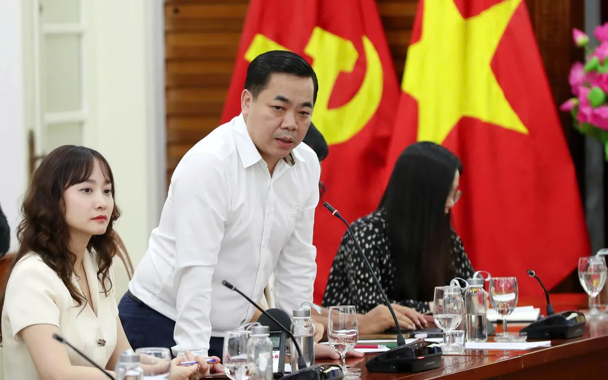 Phó Cục trưởng Cục Nghệ thật biểu diễn Trần Hướng Dương trả lời tại họp báo, ảnh: Trần Huấn Phó Cục trưởng Cục Nghệ thật biểu diễn Trần Hướng Dương trả lời tại họp báo, ảnh: Trần Huấn
