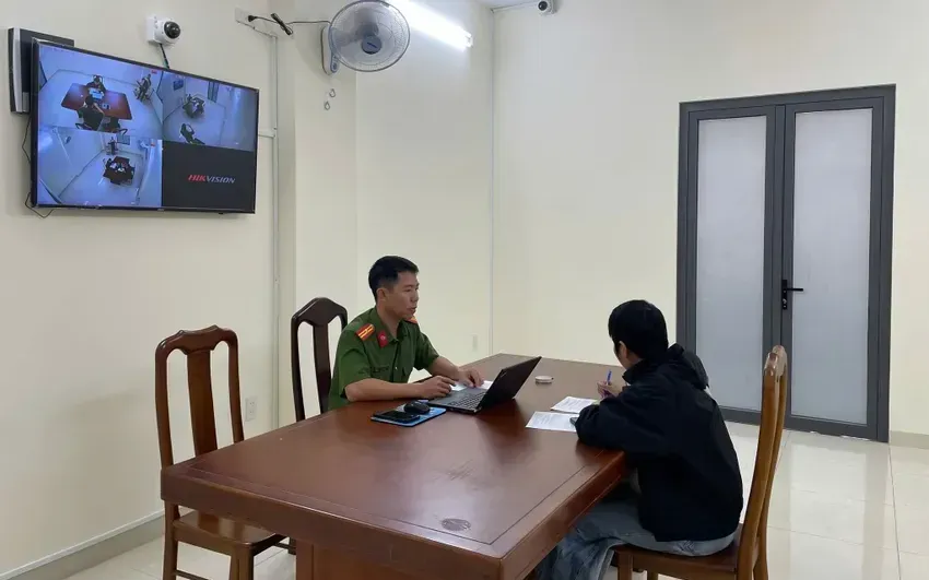 Công an tỉnh Khánh Hòa làm việc với mẹ bé Bắp. Ảnh: CACC Công an tỉnh Khánh Hòa làm việc với mẹ bé Bắp. Ảnh: CACC