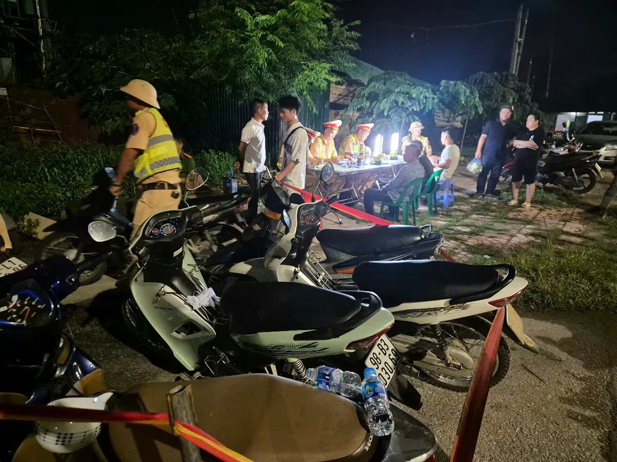 CSGT Bắc Ninh đồng loạt ra qu&acirc;n sau b&atilde;o: Trấn &aacute;p mạnh vi phạm, xử l&yacute; hơn 240 trường hợp chỉ trong một đ&ecirc;m - Ảnh 1.