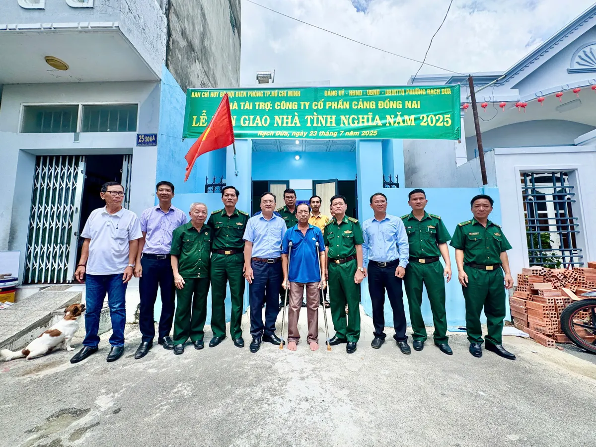 TP Hồ Chí Minh bàn giao “Nhà tình nghĩa” cho gia đình thân nhân liệt sỹ - Ảnh 1.