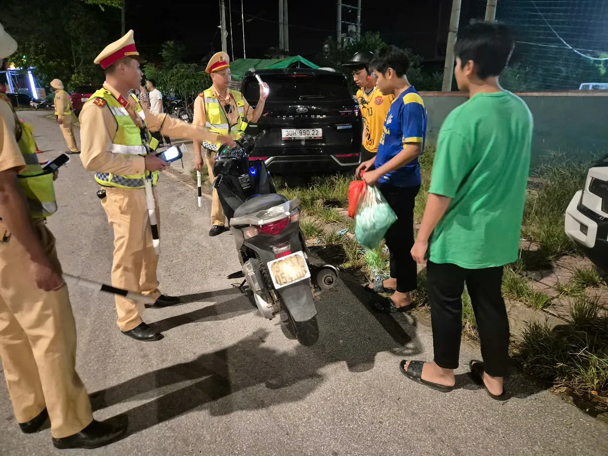 CSGT Bắc Ninh đồng loạt ra qu&acirc;n sau b&atilde;o: Trấn &aacute;p mạnh vi phạm, xử l&yacute; hơn 240 trường hợp chỉ trong một đ&ecirc;m - Ảnh 2.