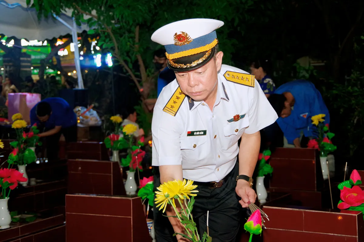 Hải quân nhân dân Việt Nam tổ chức nhiều hoạt động tri ân nhân Ngày Thương binh - Liệt sĩ - Ảnh 5.