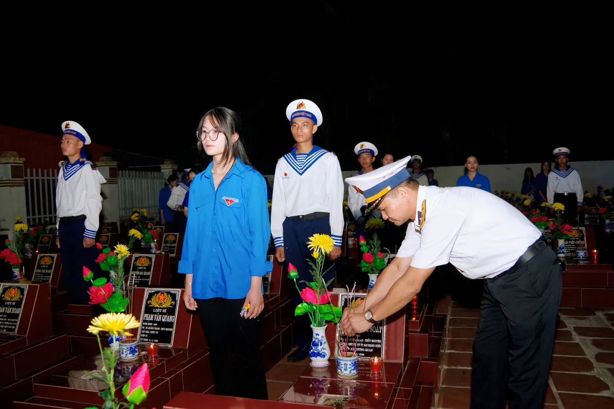 Hải quân nhân dân Việt Nam tổ chức nhiều hoạt động tri ân nhân Ngày Thương binh - Liệt sĩ - Ảnh 6.